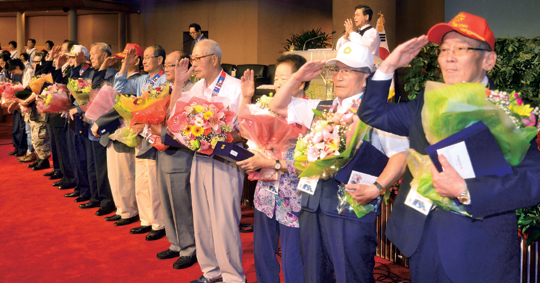 여의도순복음교회, 한국전쟁 발발 64주년 맞아 감사패 전달 기사의 사진