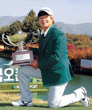 한국오픈 골프선수권 우승… 김승혁 KPGA 상금랭킹 1위 올라 기사의 사진