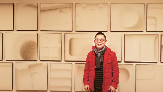 과자 봉지·치킨 포장이 멋진 형상으로 탄생… 사진작가 김도균 페리지갤러리서 개인전 기사의 사진