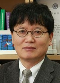 김동호 연세대 화학과 교수, 40년 동안 못 푼 가설 증명… ‘분자 방향성 이중적 성질’ 기사의 사진