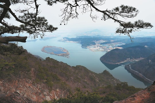 고운 자태 뒤 아찔한 산세, 오르다 ‘악’소리 3번… ‘춘천의 수문장’ 삼악산 기사의 사진