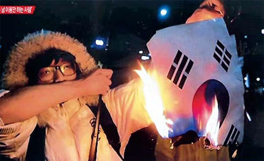 “내가 세월호 집회에서 태극기를 태운 이유는”… 20대 남성 입열어 기사의 사진