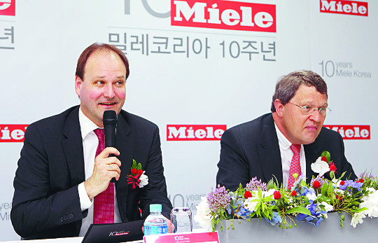 밀레 “한국시장 잠재력… 10년간 2배 성장 목표” 독일 주방가전업체 밀레·진칸 회장 방한 기사의 사진