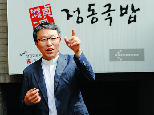 ‘정동국밥’ 운영하는 성공회푸드뱅크 김한승 신부 “따뜻한 국밥에 사랑을 말았습니다” 기사의 사진