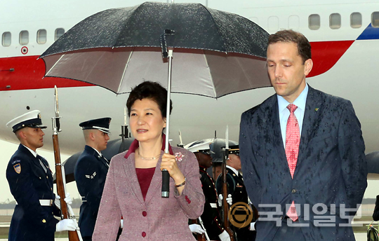박근혜 대통령의 우산 매너, 민폐인가 아닌가… 페북지기 초이스 기사의 사진