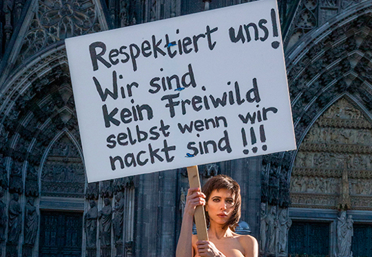 [영상] 행위예술가, 쾰른 집단 성폭행 항의 위해 옷을 벗었다 기사의 사진