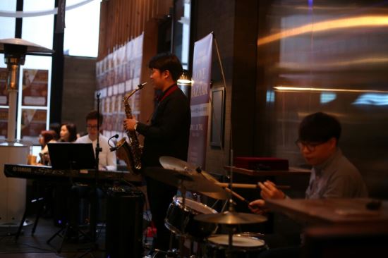 한국장애인재단 2대 장학생 박진현씨, 청담동 카페에서 홍보대사 안선영과 함께 작은 음악회 기사의 사진