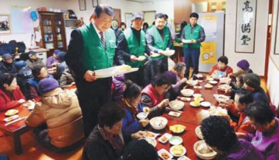 예장대신 총회 임원들 쪽방촌서 봉사활동 기사의 사진