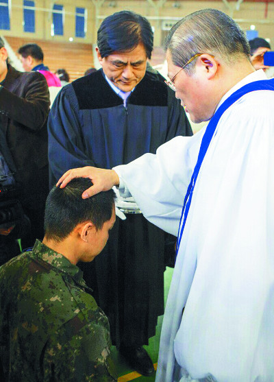 진중세례 다시 증가… 이승기 ‘교회오빠’ 됐다 기사의 사진