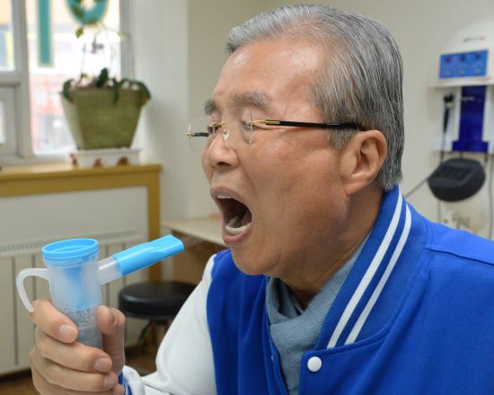 [포토]입벌린 김종인...목치료 받을만 하네 기사의 사진