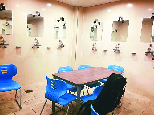 [‘학교 안 교회’를 세워라] 샤워실에 모여 기도하는 학생들 기사의 사진