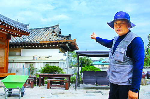 [르포] 기와전문가·심리상담사·자원봉사자…   ‘경주 아픔’ 보듬는 따뜻한 손길 기사의 사진