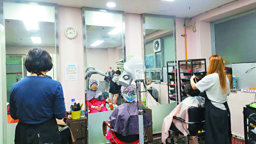 [톡톡！ 우리교회-거룩한빛광성교회 ‘아름머리방’] 교회에 미용실… 머리하고 은혜 받고 기사의 사진