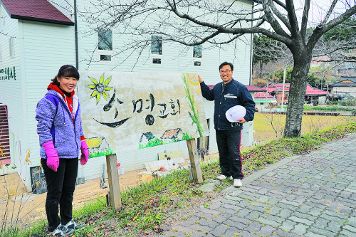 한 손에 성경 한손에 망치… 디모데, 데모도 되다 기사의 사진