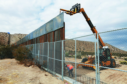 [거침 없는 트럼프 두 개의 전쟁-② 이민] 멕시코 국경장벽·무슬림 입국제한 강행 기사의 사진