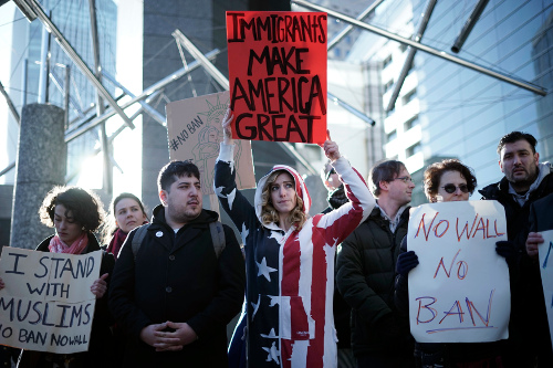월가까지 등돌리게 만든 트럼프의 反이민 명령 기사의 사진
