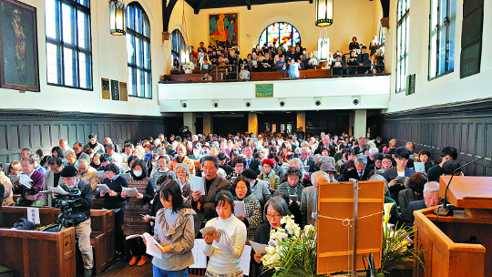 윤동주 탄생 100주년 추모예배, 日 모교 예배당에 울린 한국어 찬송 기사의 사진