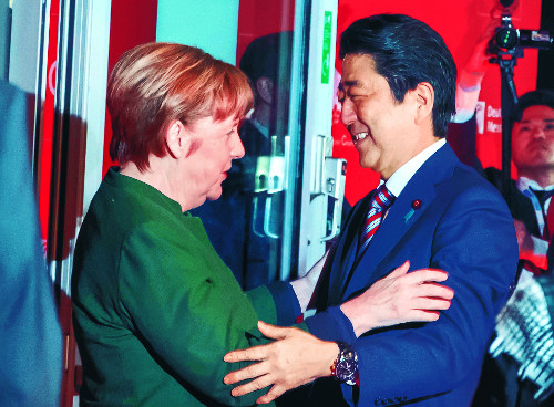 ¡®½ºÄµµé ±ÃÁö¡¯ ¾Æº£, Á¶±âÃѼ± Ä«µå ²¨³¾±î ±â»çÀÇ »çÁø