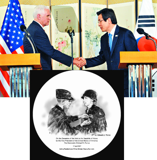 “참전용사 아버지가 하늘에서 무슨 생각 하실지…”  펜스 부통령, 한국행 전용기서 ‘울컥’ 기사의 사진