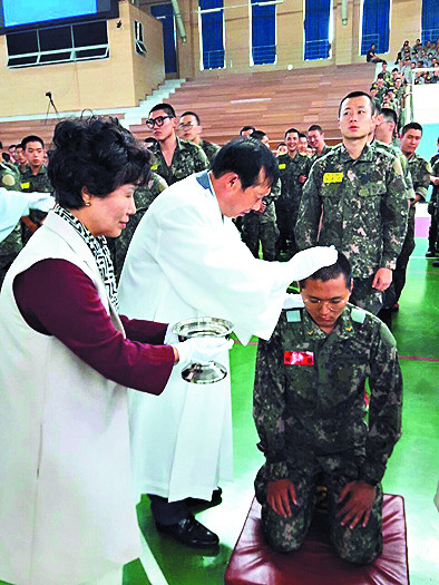 [1004 군인교회가 희망이다] 탈북민 목회자들, 감격의 진중세례… “주의 군병 만나니 전율” 기사의 사진