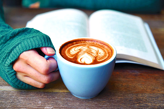 커피 식기 전에 소설 한 편 읽는 시대… 짧게 더 짧게 기사의 사진