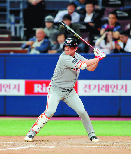 알 깨자마자 비상… 겁 없는 ‘아기 독수리’ 정은원 기사의 사진