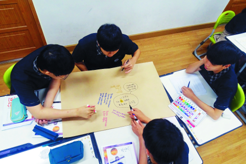 고교 통합사회·과학 교실 가보니… 알바 계약서 써보고 ‘노동권’ 집단토론 기사의 사진