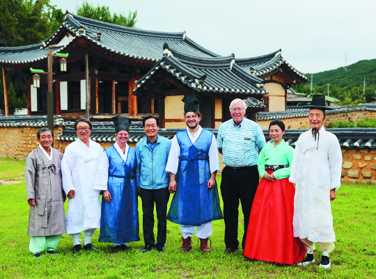 600년 전통 간직한 경북 의성 사촌마을에는… 세계 스토리텔러들, 한국문화에 빠지다 기사의 사진