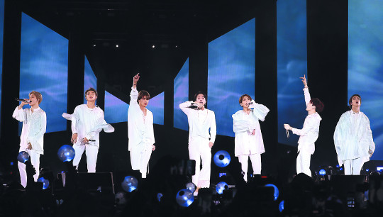 4¸¸ °ü°´ ¿¬È£¡¦ BTS, ÆË º»°íÀå ´º¿åÀ» Èçµé´Ù ±â»çÀÇ »çÁø