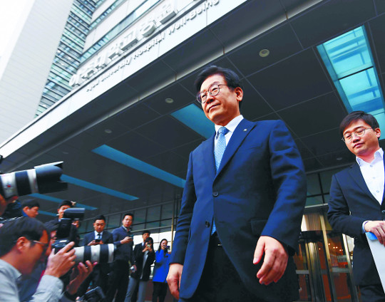 신체검증 받은 이재명, 동그랗고 큰 점은 없었다 기사의 사진