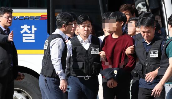 ‘美대사관저 월담’ 대학생 4명 구속…“범죄 소명돼”