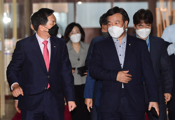 與 “언론민정협의체 구성” 제안… 오늘 양당 재회동 중대 기로