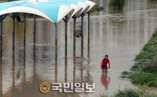 아찔한 자전거 타기  