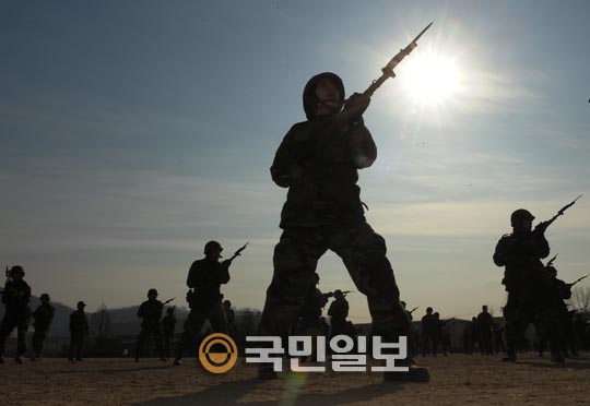 첫 여대생 ROTC 총검술 훈련  