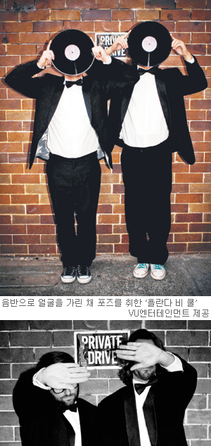호주 남성 듀오 ‘욜란다 비 쿨’… “우리를 나타내는 건 얼굴 아닌 음악이에요”  