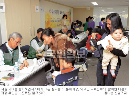 [사랑의 의료봉사-국민일보·굿피플 주최] 통역 동반한 친절한 진료에 ‘웃음꽃’  
