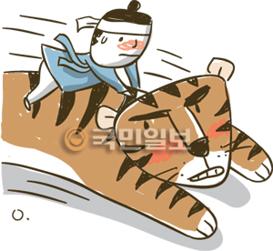 [겨자씨] 호랑이 등에 탄 남자  