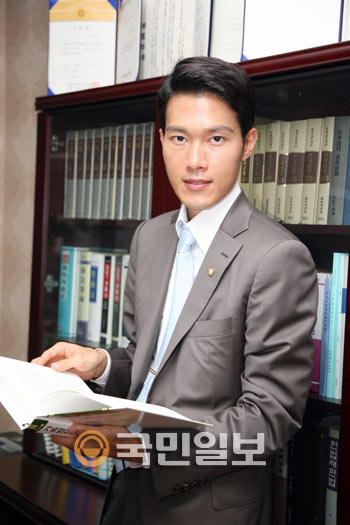 ‘아이폰 위치추적’ 국내 첫 집단소송 낸 이인철 변호사 “정신적 피해 입증 어렵지만 의미있는 싸움”  