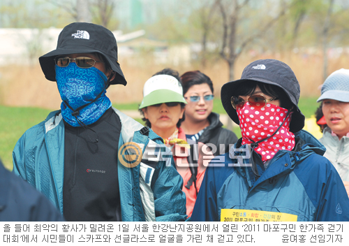 몽골 모래바람 한반도 덮쳤다…거리·놀이터·시민공원 평일보다 ‘썰렁’  
