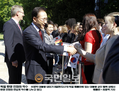 [MB, 김정일 초청]이 대통령 왜 제의했나…대결에서 대화로, 베를린 장벽서 “통일숨결 느껴져”  