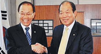 “정치 쇄신 합시다”… 정당·이념 초월 ‘황금 콤비’ 황우여-김영진 의원의 기도  