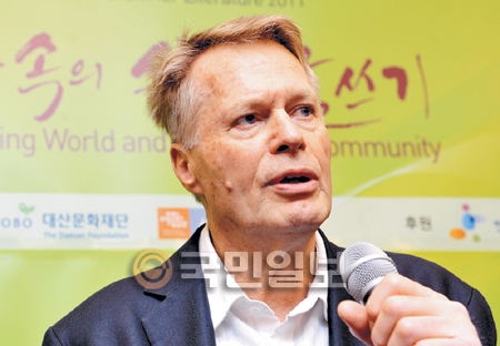 佛 작가 르 클레지오 “작가는 고독하게 글 쓰며 뭔가에 계속 저항해야”  