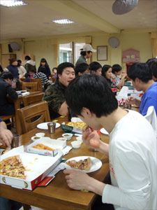 파파존스, 충주 성심맹아원 방문  
