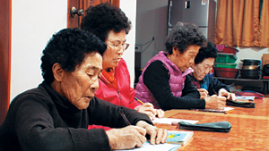 할머니 한글교실의 반장선거… 시추에이션 휴먼다큐 그날 ‘가의도 한글학교, 반장 선거하는 날’  