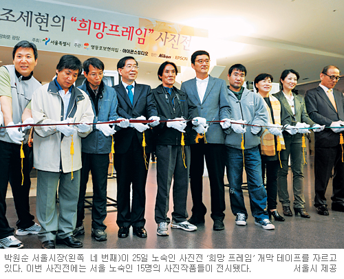 노숙인 사진작가들, 재기 다짐 전시회… ‘빚’에 무너졌지만 ‘빛’을 통해 희망을  