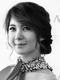 이파니, 배우 서성민과 4월 결혼  