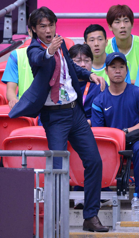 [쿠키 포토] 수비를 뚫고 들어가고...  