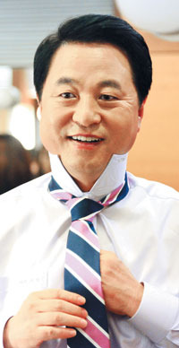 [민주당 경선 주자 밀착 취재-③ 김두관] 책 살돈 없어 남의 집 서재 들락거려  