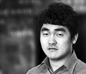 [정철훈의 현대시 산책 감각의 연금술] (33) 장외 홈런의 승부사… 시인 서효인  