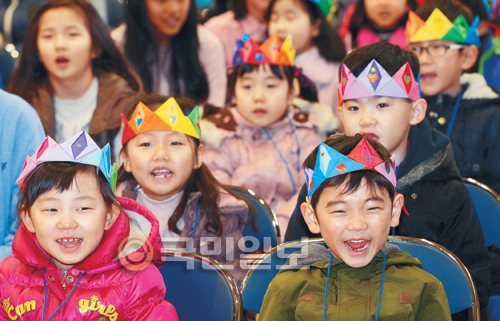 왕관 쓴 초등 입학생  
